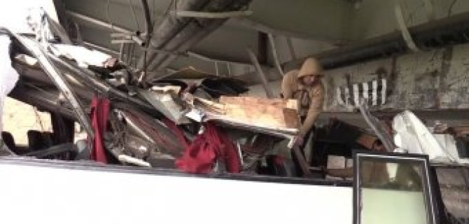 Автобусу срезало крышу мостом в Петербурге