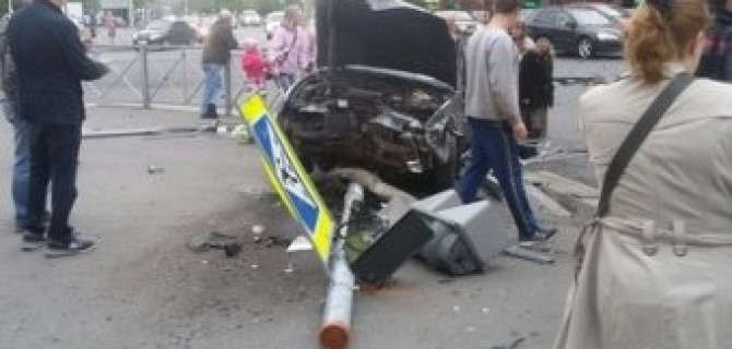 На Солидарности автомобиль вылетел на тротуар и сбил светофор