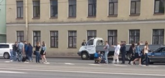 В Петербурге мотоциклист сбил девушку