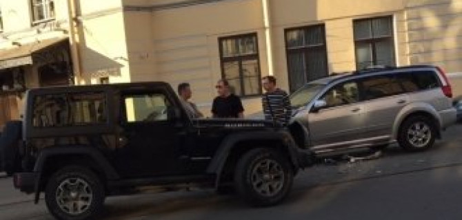 Два "джипа" разбились у Цирка на Инженерной улице