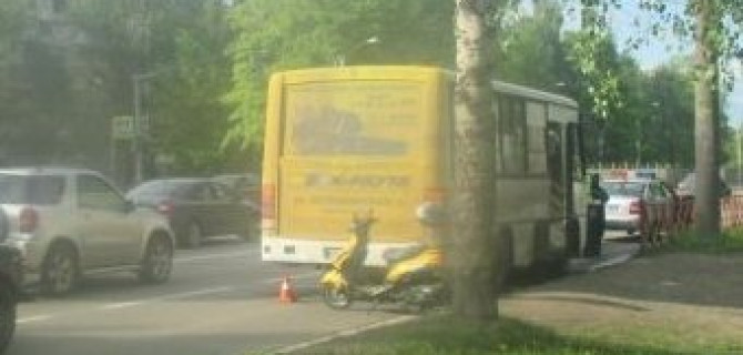 В Ярославле 76-летний скутерист без прав протаранил автобус