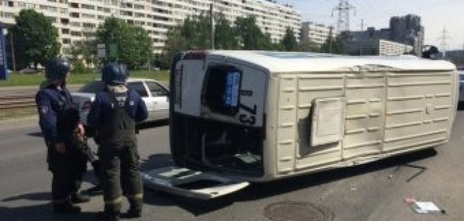 На проспекте Испытателей Land Cruiser опрокинул маршрутку с пассажирами