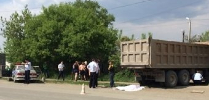 Пьяный водитель грузовика насмерть сбил 15-летнюю девочку в Арамиле