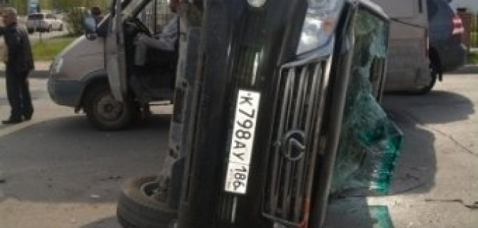 В Нижневартовске столкнулись автобус и два автомобиля