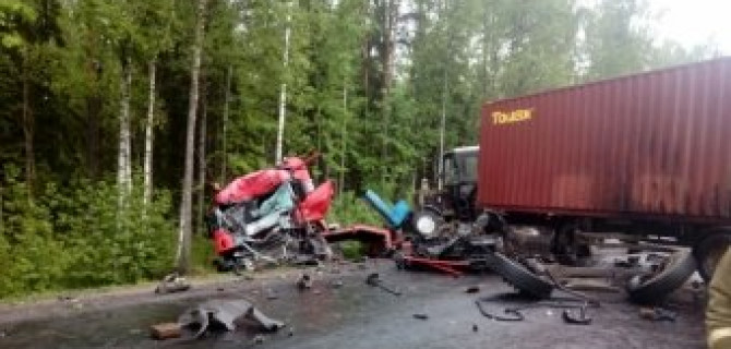 На трассе «Кола» из-за ДТП с грузовиками перекрыто движение