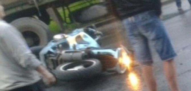 На Придорожной аллее столкнулись мотоцикл и KIA