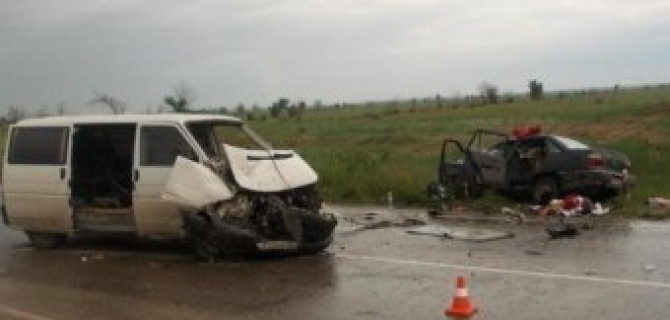 В ДТП под Волгоградом погибла женщина и пострадали двое детей