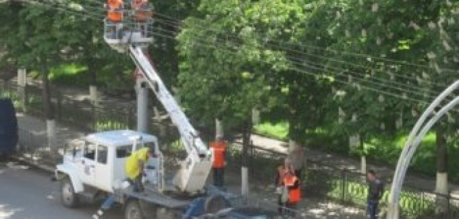 Lada Kalina протаранила автокран с рабочими на вышке в Орле