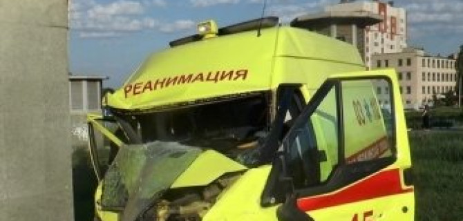 В Казани «скорая помощь» попала в ДТП: фельдшеры в реанимации