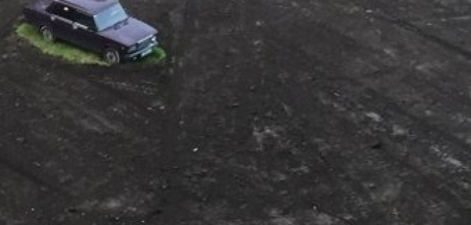 В Петербурге появился памятник парковке на газонах