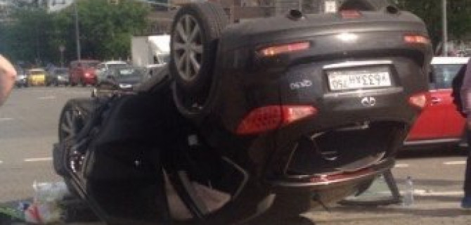 В Москве перевернулся Infiniti