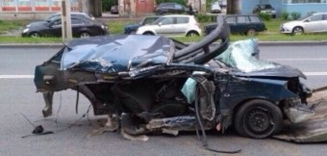 В Петербурге при столкновении со столбом Mitsubishi разорвало на части: погибла девушка