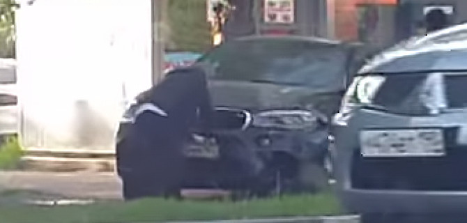 После аварии виновник ДТП в Подольске отрывал номера со своего BMW