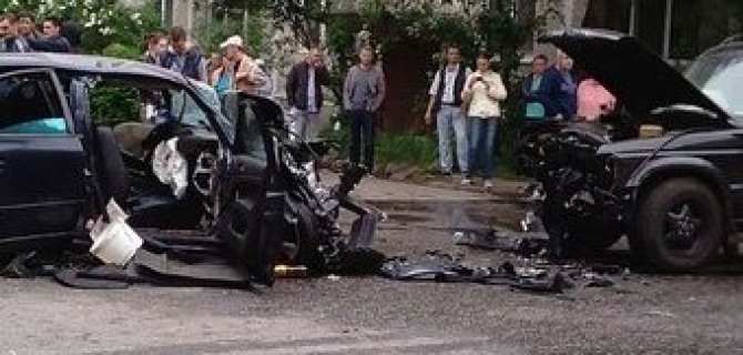 Под Выборгом Volkswagen выехал на встречную полосу и столкнулся Range Rover - трое погибших