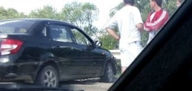 В Рязани на Северной окружной дороге Lada врезалась в ограждение