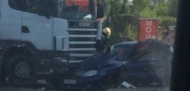 В Петербурге фура раздавила легковушку