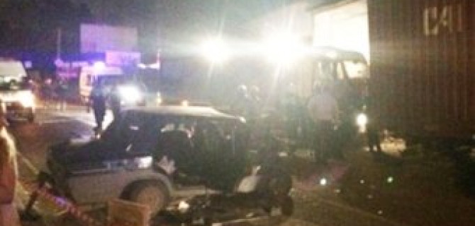 В Москве грузовик протаранил пять машин: один человек погиб, девять ранено