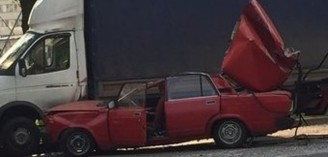 На Дачном проспекте у ВАЗа в ДТП снесло крышу