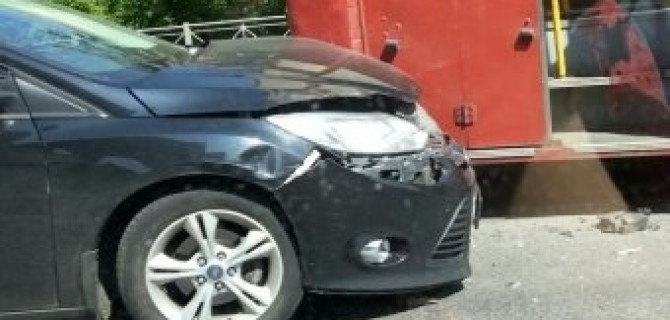 В Петербурге столкнулись Ford и трамвай - пострадала девушка