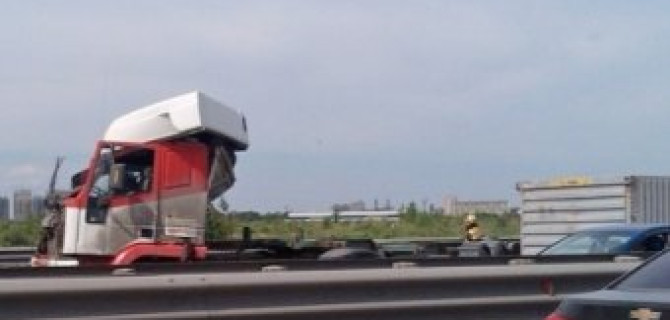 ДТП с двумя грузовиками парализовало движение на КАД 
