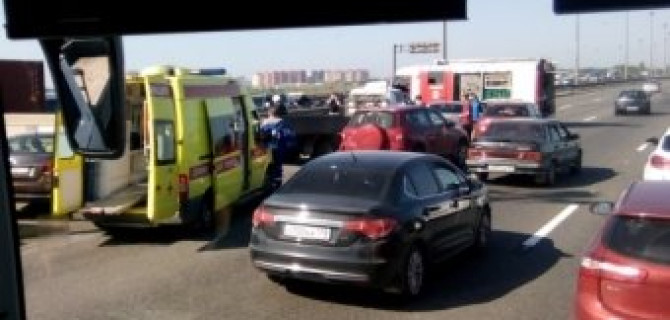 На КАД в массовом ДТП с 9 машинами женщину зажало в автомобиле