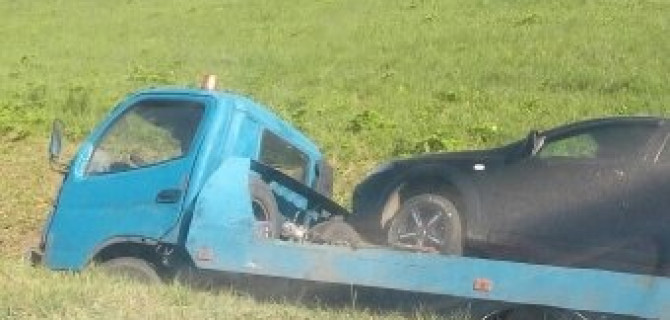 На Мурманском шоссе эвакуатор упал в кювет, но не уронил эвакуированный Chevrolet Lacetti 