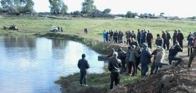 Под Тюменью пьяный водитель утопил автомобиль с пассажиром