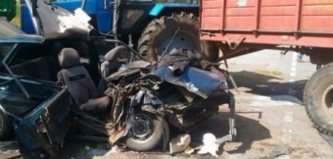 Под Приозерском трактор раздавил "Жигули" с пятью мигрантами