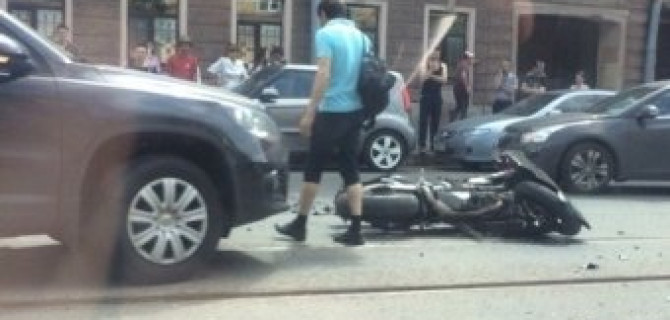 В Петербурге на Троицком байкер попал под машину
