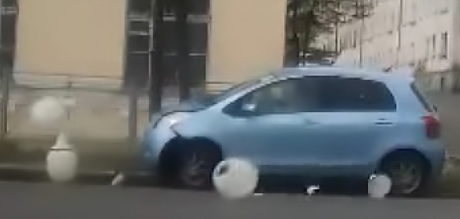 Видео с "Тойотой", врезавшейся в фонарь, набирает популярность в Сети
