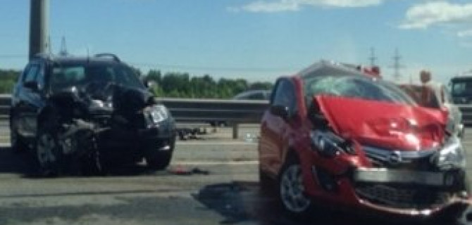 В массовой аварии на КАД в Петербурге серьезно пострадала девочка