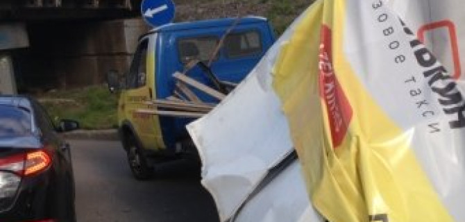 "Газель" не прошла под мостом на Южном шоссе в Петербурге и перекрыла дорогу сбитым тентом