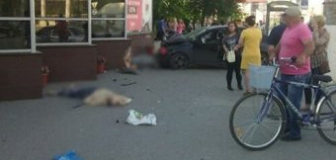В Волгограде автомобиль влетел в остановку и насмерть сбил двух человек