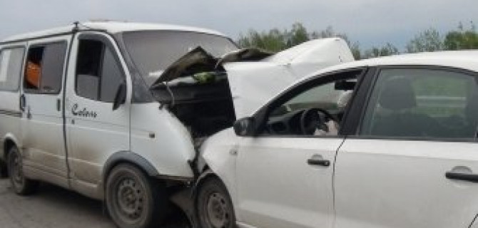 В Екатеринбурге водитель с двумя детьми в салоне уснул и врезался в «Газель»