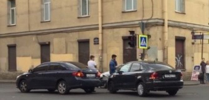 Volkswagen оторвал часть бампера у Toyota Corolla на улице Жуковского 