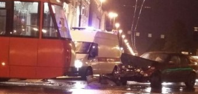 В Петербурге столкнулись трамвай и BMW