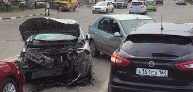 В Саратове на Кутякова произошло массовое ДТП 