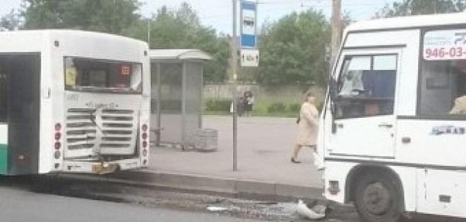 При столкновении автобуса и маршрутки в Петербурге пострадали семь человек