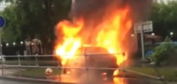 В Москве иномарка врезалась в столб и загорелась