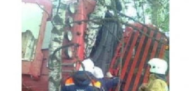 Под Рязанью фура вылетела с трассы в деревья