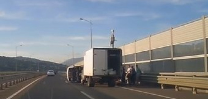 В Сочи после ДТП в машине нашли 2-летнюю девочку с ножевыми ранениями, а мать прыгнула с моста