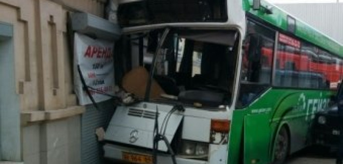 В Саратове автобус врезался в здание: есть пострадавшие