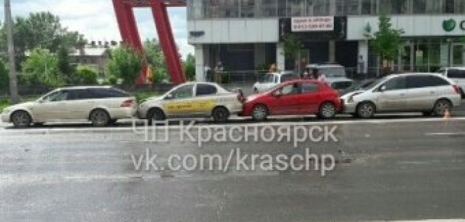 В Красноярске пьяный водитель устроил массовое ДТП «паровозиком»