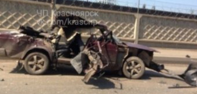 В Красноярске два грузовика превратили ВАЗ в груду металла