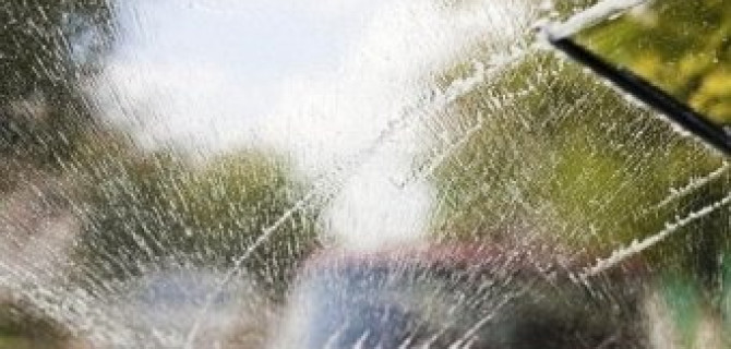 Как угнать авто у женщины: испачкай стекло и жди, когда она выйдет его протереть