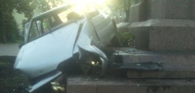 В Самаре подросток на машине матери врезался в памятник Ленину