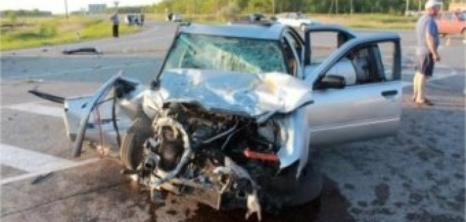 Женщина с тремя детьми в машине врезалась в КАМАЗ