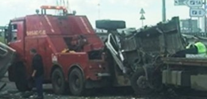 В Москве на МКАД столкнулись две фуры