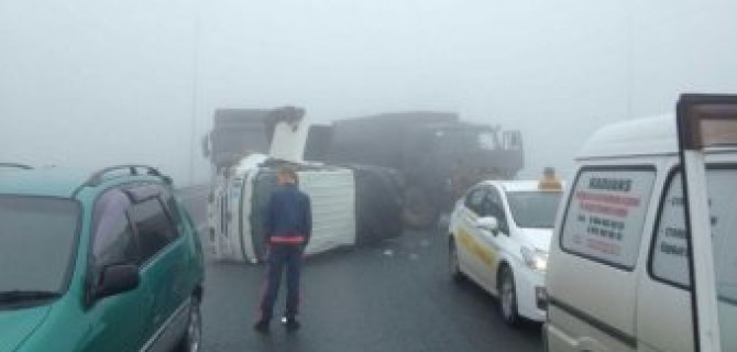 Во Владивостоке из-за тумана на трассе столкнулись более 40 машин