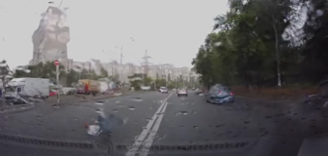 В Киеве водитель вылетел из авто прямо на дорогу, врезавшись в столб